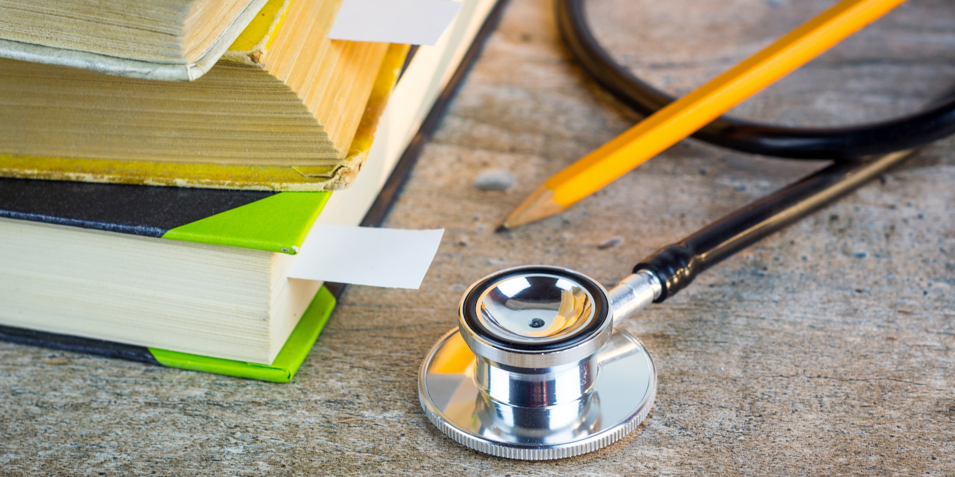 Счастливые студенты за учебой